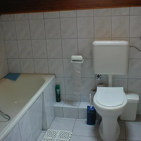 Three-bedroom Near Lake *