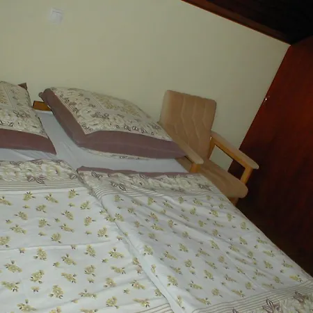 Three-bedroom Near Lake 公寓