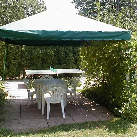 Three-bedroom Near Lake 公寓 *