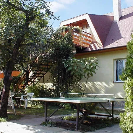 Three-bedroom Near Lake 公寓 *