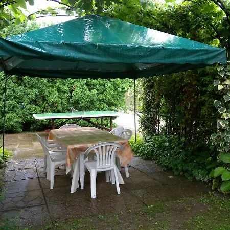 Three-bedroom Near Lake 公寓