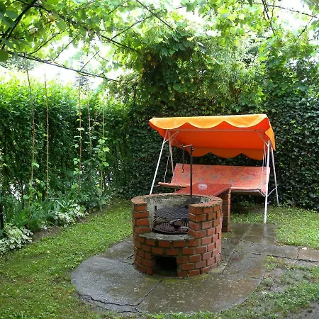 Three-bedroom Near Lake *